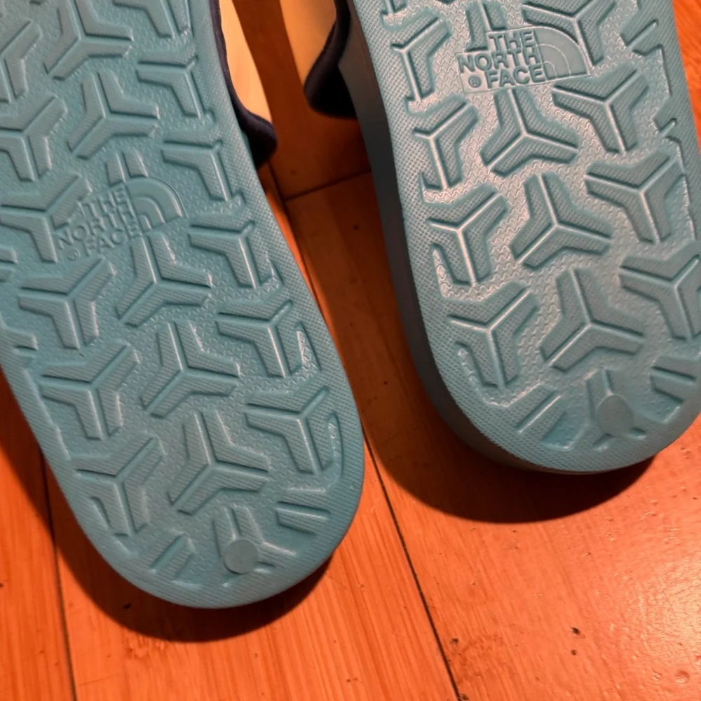 Rare The North Face NFOA4T2SIGT Women Blue/ Pear Sorbet Base Camp Slides Size 8